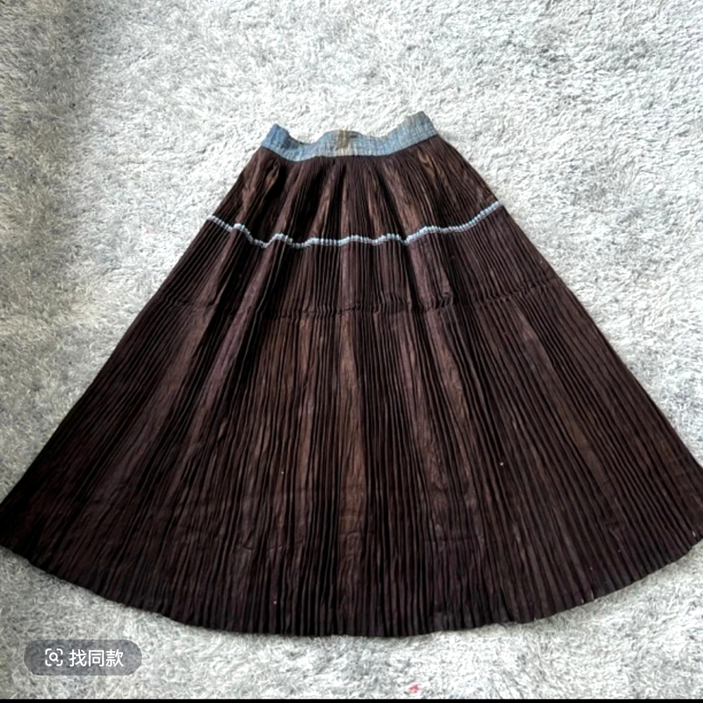 Traditional Zhuang Ethnic Clothing Set - Handmade Embroidered Top & Xiangyunsha Pleated Skirt - Image 11