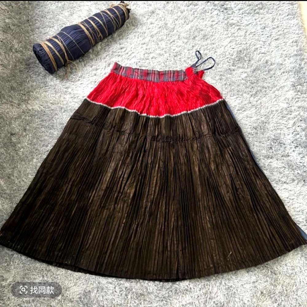 Traditional Zhuang Ethnic Clothing Set - Handmade Embroidered Top & Xiangyunsha Pleated Skirt - Image 12